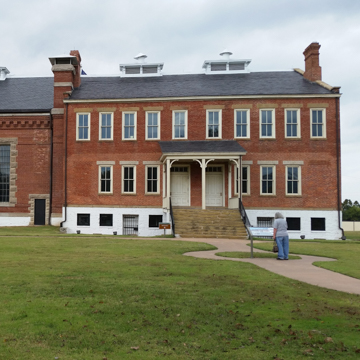Courthouse–visitor center