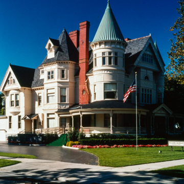 Reynolds-Jonkhoff Funeral Home (Perry and Anna Amelia Flint Hannah House)